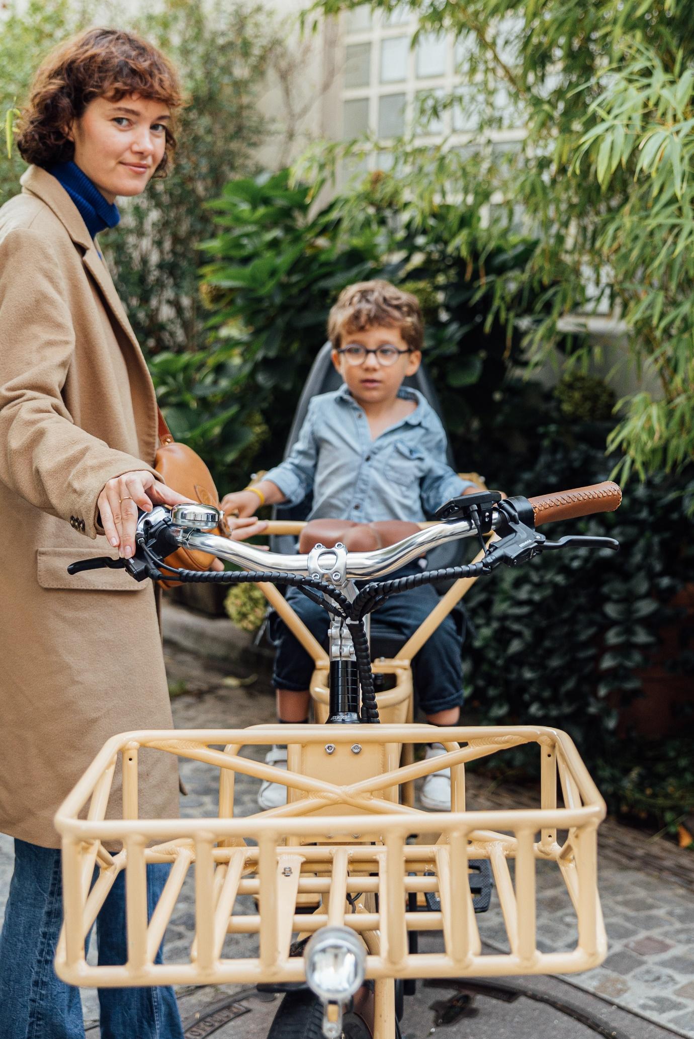 Une femme et son enfant à bord d'un vélo cargo